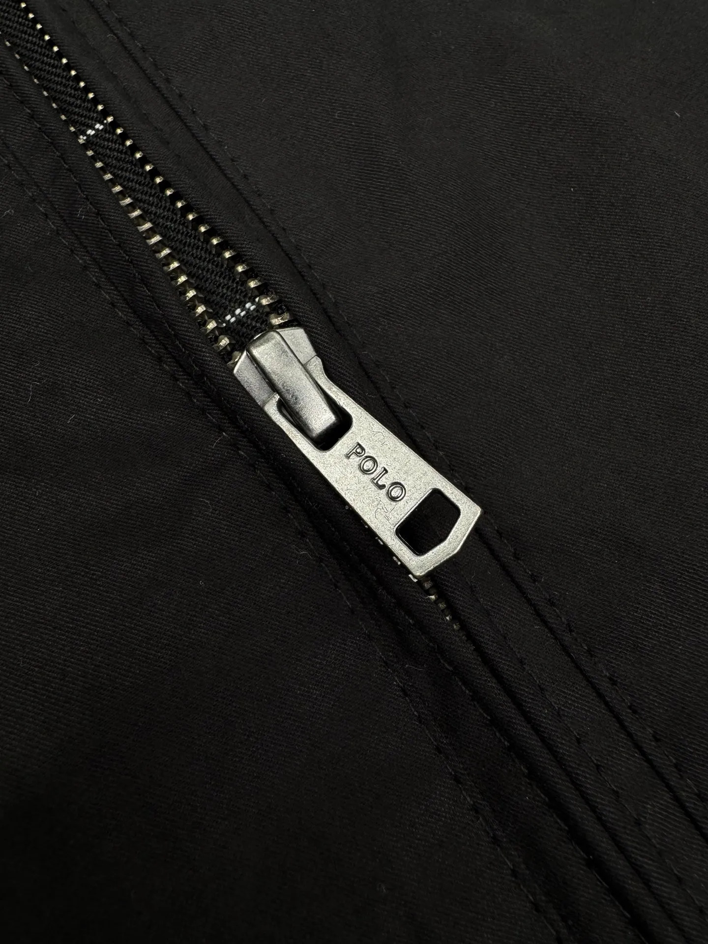 P480 Ralph Lauren embroidered zipper jacket. Customized cotton double-ply small diagonal elegant fabric. Soft and silky. Comfortable against the skin. Uses pure black as the base color. A touch of light gold pony mark embroidery is embellished on the chest. It is more dazzling due to the black background. Low-key and powerful. Subtle gloss changes inject breathing and vitality into the black jacket. Use extreme simplicity to outline a high-end silhouette. Demonstrate taste in silence. Style guide. Universal adaptability. Process 1: Adopt imported machine embroidery technology and use advanced computer control systems and precision mechanical components to achieve the iconic pony embroidery operation with high precision and smooth and delicate lines. Process 2: Template machine bag opening. The preset template guides the position, shape and size of the bag opening. The accuracy ensures the quality of the bag opening effect. Process 3: Infrared positioning cutting machine uses infrared transmitters and infrared receivers to achieve precise positioning of materials. The accuracy can reach the micron level, thereby meeting the effect of high-precision cutting of plaid alignment. Process 4: The fabrics have been carefully washed and have a better hand feel. Not easy to deform, not easy to shrink, not easy to fade, and maintain long-term beauty. Accessories: Customized 1:1 Ralph Lauren shell buckle Customized 1:1 Ralph Lauren zipper Customized 1:1 Ralph Lauren trademark Version: Loose version Size: S M L XL Style number: CC905
